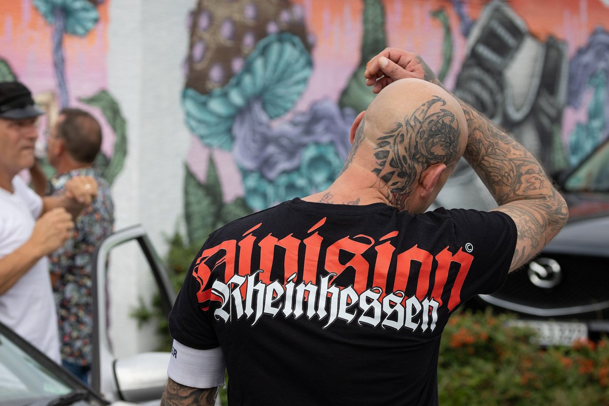 KaiSchwerdt's tweet image. #Bilddokumentation vom #Heß-Marsch am Samstag, 19.08.2023 in #Kaiserslautern #kl1908. Auch mit Unterstützung aus #Thüringen, #Hamburg, #Niedersachsen und dem #Saarland bekam die Kameradschaft #Rheinhessen gerade einmal 30 #Nazis auf die Straße. 1/4

flickr.com/photos/kaischw…