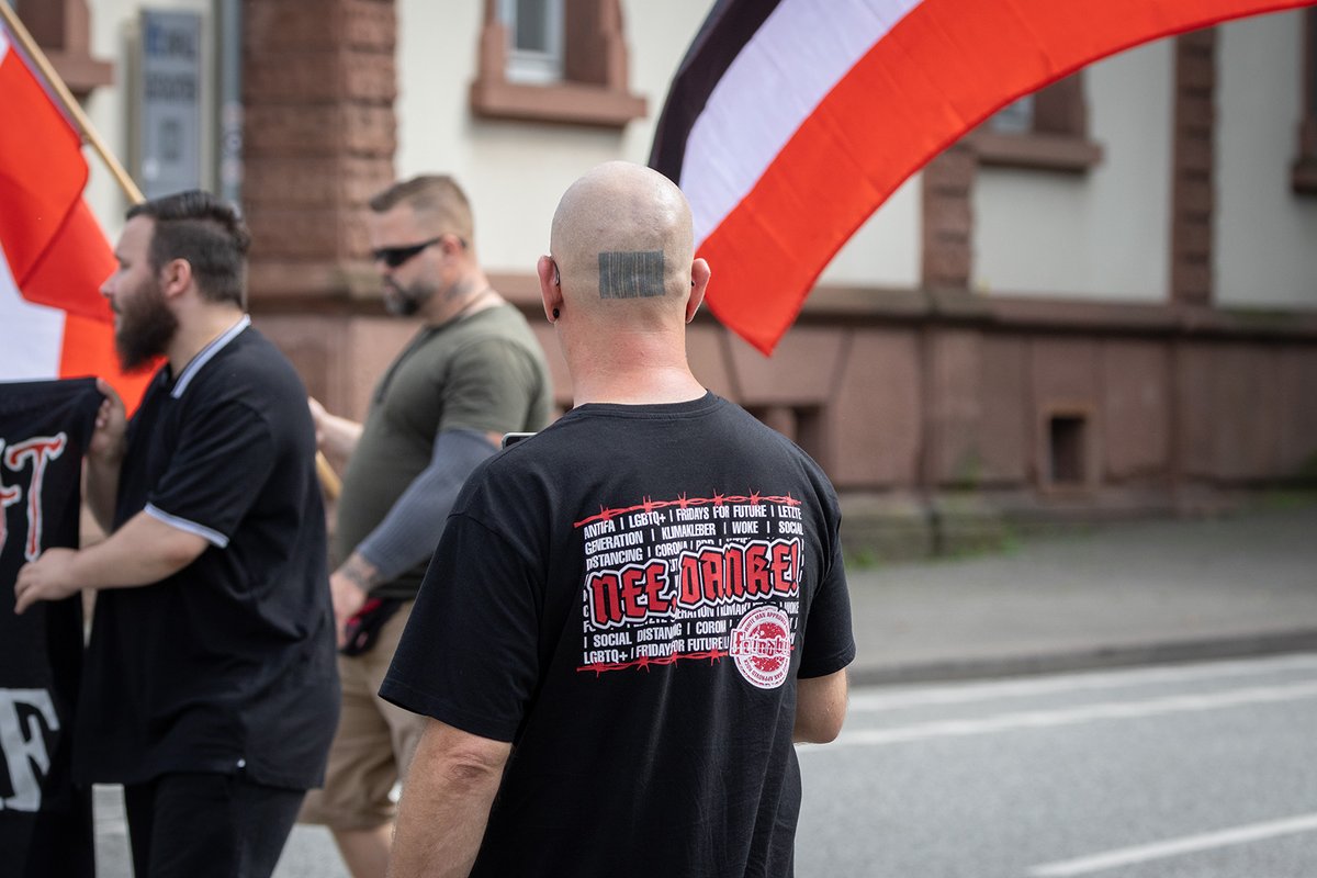 KaiSchwerdt's tweet image. #Bilddokumentation vom #Heß-Marsch am Samstag, 19.08.2023 in #Kaiserslautern #kl1908. Auch mit Unterstützung aus #Thüringen, #Hamburg, #Niedersachsen und dem #Saarland bekam die Kameradschaft #Rheinhessen gerade einmal 30 #Nazis auf die Straße. 1/4

flickr.com/photos/kaischw…