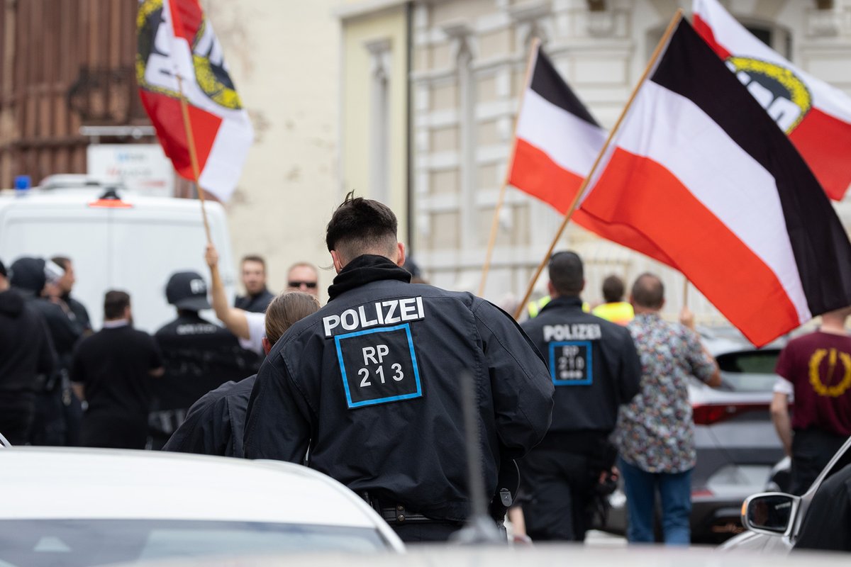 KaiSchwerdt's tweet image. #Bilddokumentation vom #Heß-Marsch am Samstag, 19.08.2023 in #Kaiserslautern #kl1908. Auch mit Unterstützung aus #Thüringen, #Hamburg, #Niedersachsen und dem #Saarland bekam die Kameradschaft #Rheinhessen gerade einmal 30 #Nazis auf die Straße. 1/4

flickr.com/photos/kaischw…