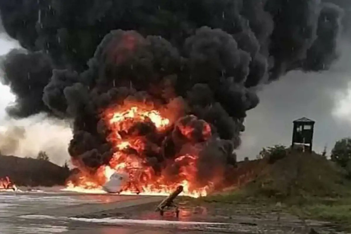 IlkhaAgency's tweet photo. Ukrainian drone destroys Russian long-range bomber #Ukraine #Russia #Soltsy #Tu2
https://t.co/ssufxd84uv https://t.co/RKch9ogoWf