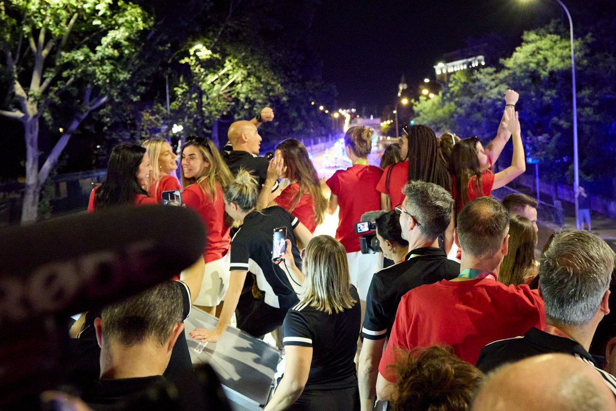 SEFutbolFem's tweet photo. 🤪 ¡¡𝗘𝗟 𝗔𝗨𝗧𝗢𝗖𝗔𝗥 𝗗𝗘 𝗟𝗔 𝗟𝗢𝗖𝗨𝗥𝗔𝗔𝗔𝗔𝗔!!

🛸 Un chico nos ha seguido levitando, prometo que no le he visto pisar el suelo.

📺 𝗗𝗜𝗥𝗘𝗖𝗧𝗢 en La1, https://t.co/UQe8cIw34t, TikTok_ES Twitch.

#JugarLucharYGanar | #CampeonasDelMundo https://t.co/OfGZyM8kuN