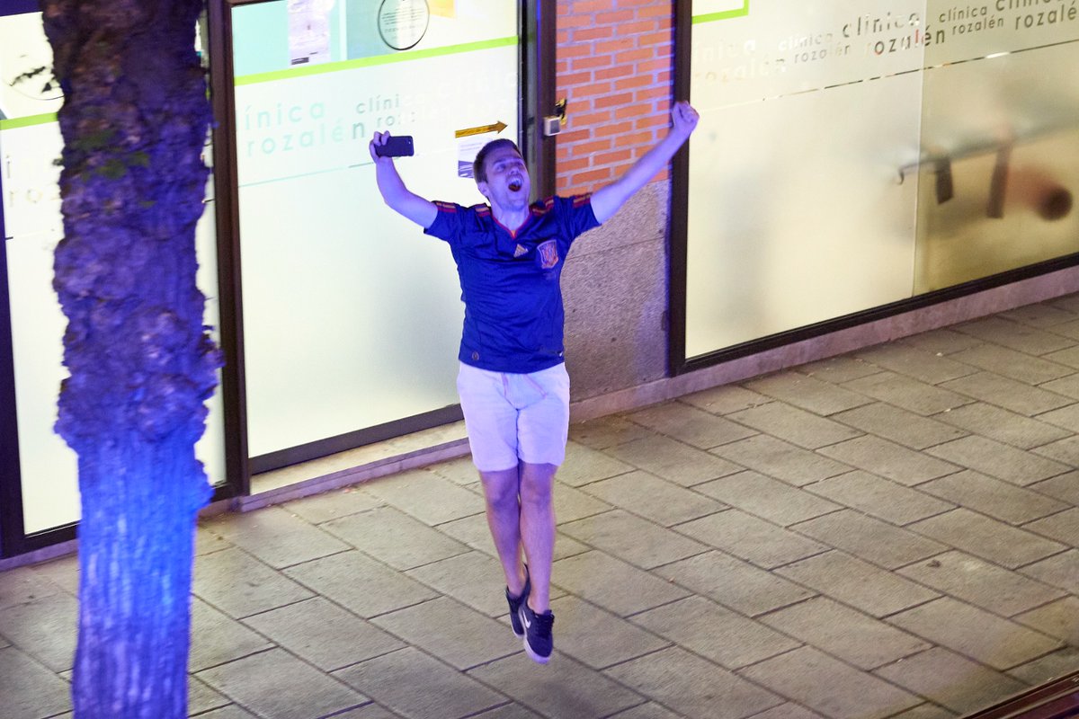 SEFutbolFem's tweet photo. 🤪 ¡¡𝗘𝗟 𝗔𝗨𝗧𝗢𝗖𝗔𝗥 𝗗𝗘 𝗟𝗔 𝗟𝗢𝗖𝗨𝗥𝗔𝗔𝗔𝗔𝗔!!

🛸 Un chico nos ha seguido levitando, prometo que no le he visto pisar el suelo.

📺 𝗗𝗜𝗥𝗘𝗖𝗧𝗢 en La1, https://t.co/UQe8cIw34t, TikTok_ES Twitch.

#JugarLucharYGanar | #CampeonasDelMundo https://t.co/OfGZyM8kuN