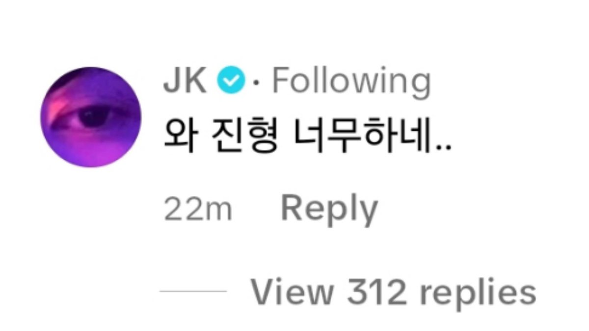 kiss_seven7's tweet photo. — A través de Tiktok, #JUNGKOOK comentó debajo de un video edit de #JIN pisandolo mientras el bailaba en Suchwita. 😂

🐰: "Wow, jin hyung es tan malo.." ↓ https://t.co/aEYh7KObjh