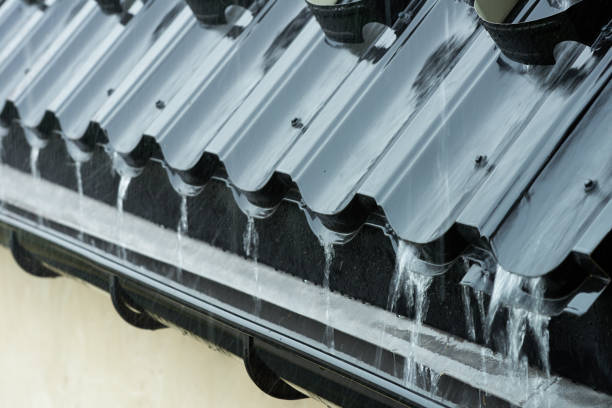 Gutters that perfectly match a home's exterior! Choose from a wide range of gutter and fascia colors to enhance curb appeal. Visit our website to learn more. bit.ly/2JIUUGM #CustomGutters #EnhanceCurbAppeal