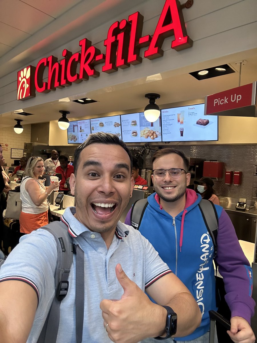 Cesarbluez's tweet image. At ATL airport, we had to get our first meal 😁😋😋
#happycouple 
@maalropal
