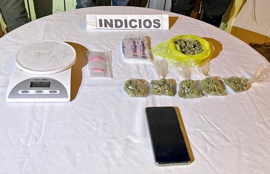 PoliciaEcZona9's tweet image. OPORTUNA intervención policial permitió la aprehensión de un sujeto, en el sector de Calderón #UIO, por el delito de tenencia ilegal de sustancias sujetas a fiscalización.

👉 Fue puesto a órdenes de la autoridad competente.

#SeguridadCiudadana 
#TrabajamosPorTusSeguridad