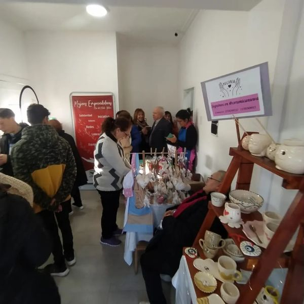 CristinaCoriaM's tweet photo. #proyectoecomaya  Expoecomaya es un encuentro mensual, donde emprendedoras y jóvenes exponen, venden y se vinculan. Este viernes nos visitaron Ana Leonelli de la UTN-MDP , Ivana Feijo, del Centro de Extensión Universitaria Puerto. Proyecto cofinanciado por  la Unión Europea. https://t.co/4JYP1LpU9d