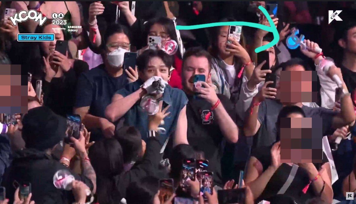 neosset9's tweet photo. Sneaked my fromis lightstick on KCON's broadcast for all my flovers out there 🫡 #KCONLA2023 #fromis_9 https://t.co/pkMFQXNZTA
