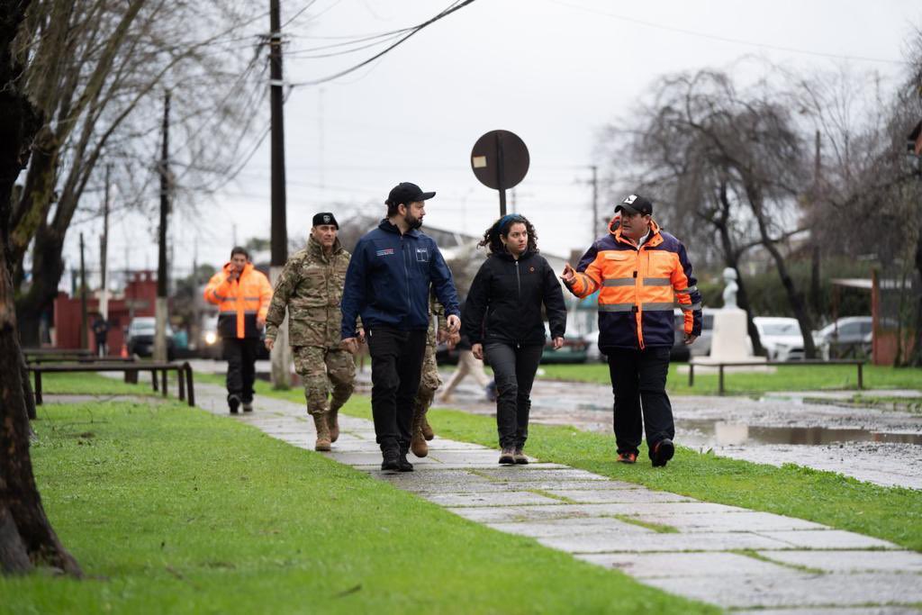 GabrielBoric's tweet photo. Al recorrer la zona afectada por el sistema frontal, veo cómo la coordinación entre Gobierno, fuerzas de orden, militares y la comunidad; es vital para ayudar a miles de familias. Seguimos trabajando en terreno, porque no los dejaremos solos en esta emergencia. Estamos juntos! https://t.co/PRfz3eTAD6