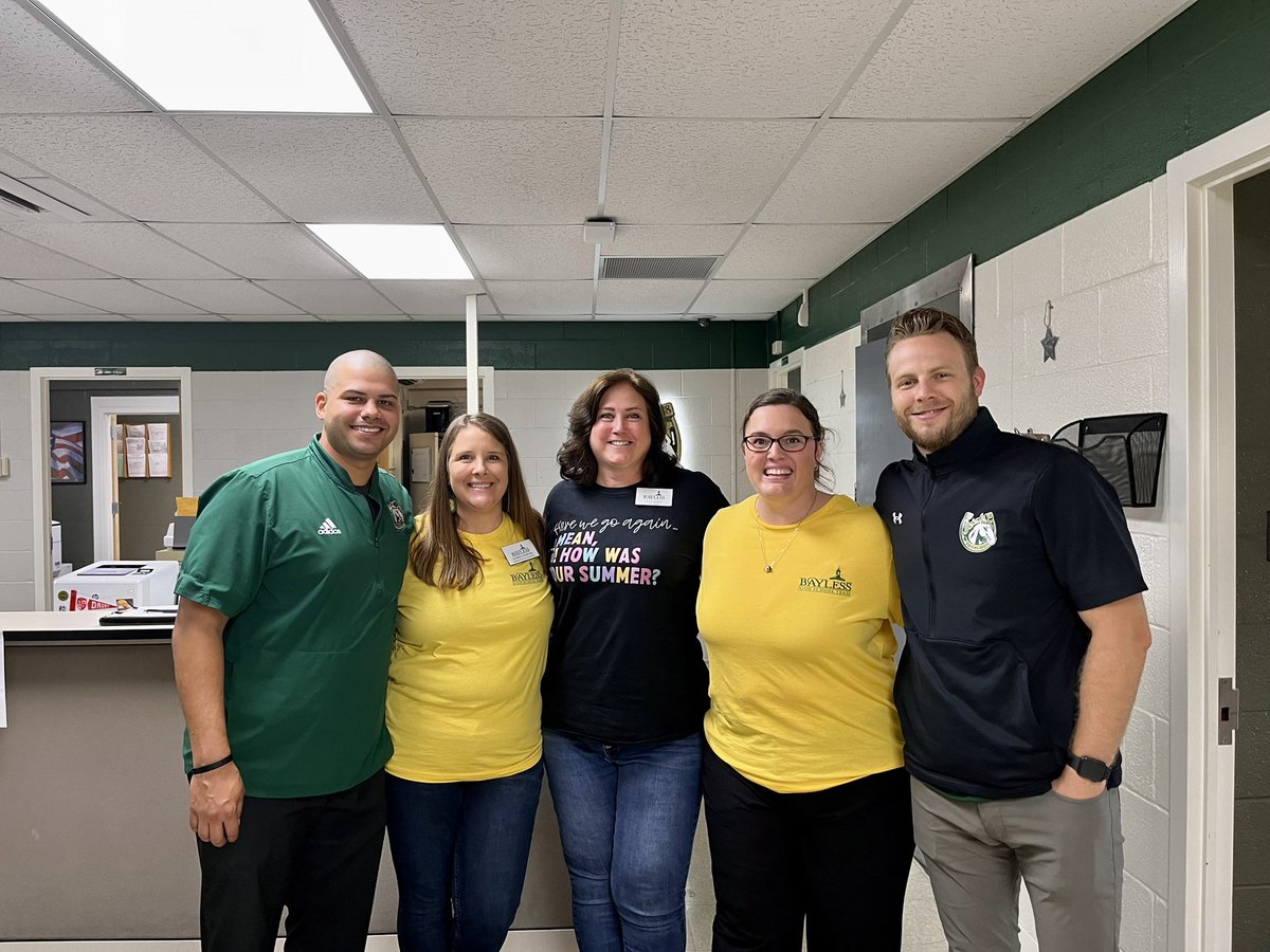 bhs_stl's tweet photo. 🚨🚨🚨

It was such a joy to welcome back our students today! It’s going to be a GREAT year to be a @BaylessSchools Broncho❗️❕❗️

#BronchosFirstDay 
#BringTheStampede
#BaylessALLIN

🟢🟡⚫️🐴🏫 https://t.co/J61KxIWh59