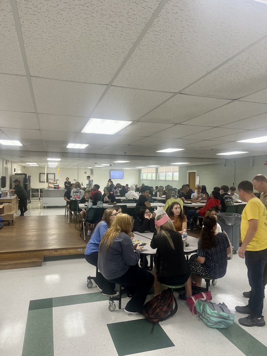 bhs_stl's tweet photo. 🚨🚨🚨

It was such a joy to welcome back our students today! It’s going to be a GREAT year to be a @BaylessSchools Broncho❗️❕❗️

#BronchosFirstDay 
#BringTheStampede
#BaylessALLIN

🟢🟡⚫️🐴🏫 https://t.co/J61KxIWh59