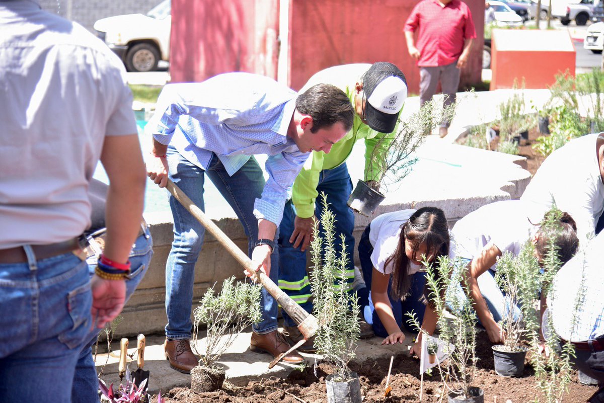DIF_Saltillo's tweet photo. Con la presencia de la presidenta honoraria la Sra. Beatriz Dávila de Fraustro, el Director General, Lic. Daniel Samperio, y los niños y niñas del Cabildo Infantil 🧒, se llevó a cabo la Inauguración del Jardín Polinizador 🪴
#DIFSaltillo #SaltilloNosUne https://t.co/Mqa7LVlsOw