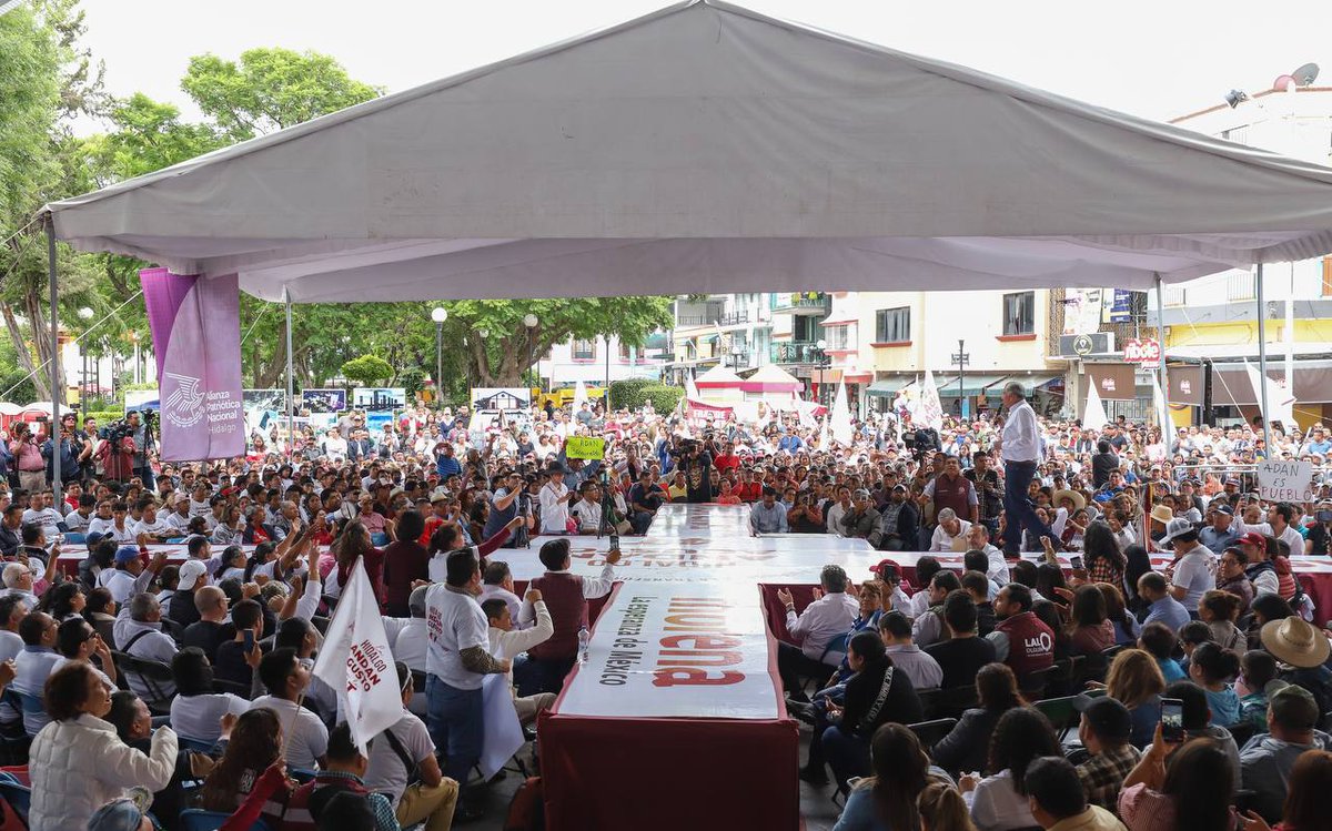 adan_augusto's tweet photo. En nuestra segunda asamblea de la jornada, Tula de Allende, Hidalgo, nos recibió con una cálida y conmovedora bienvenida.

La solidaridad y apoyo que hemos recibido de nuestras hermanas y hermanos del movimiento, a lo largo de este proceso histórico, ha sido impresionante.

Hoy más que nunca debemos tenerlo presente: con el pueblo todo, sin el pueblo nada.