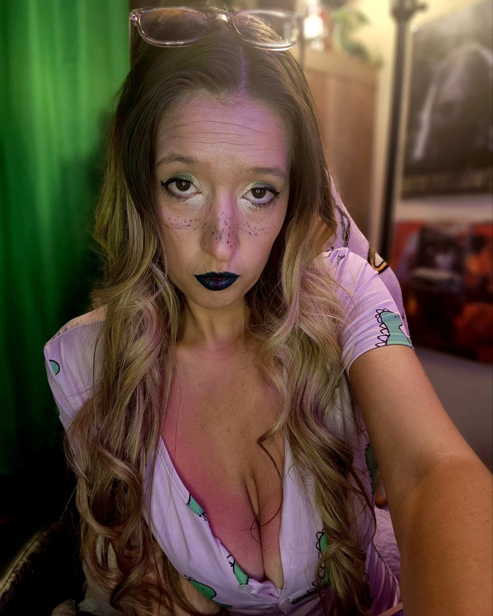 scarletsiskiyou's tweet photo. Playing some fortnite tonight trying to get battle pass down before the new season Friday! Let's go! https://t.co/2y13qJlKef
#Fortnite #TwitchStreamers #6pmpst https://t.co/lV9ka5aVry