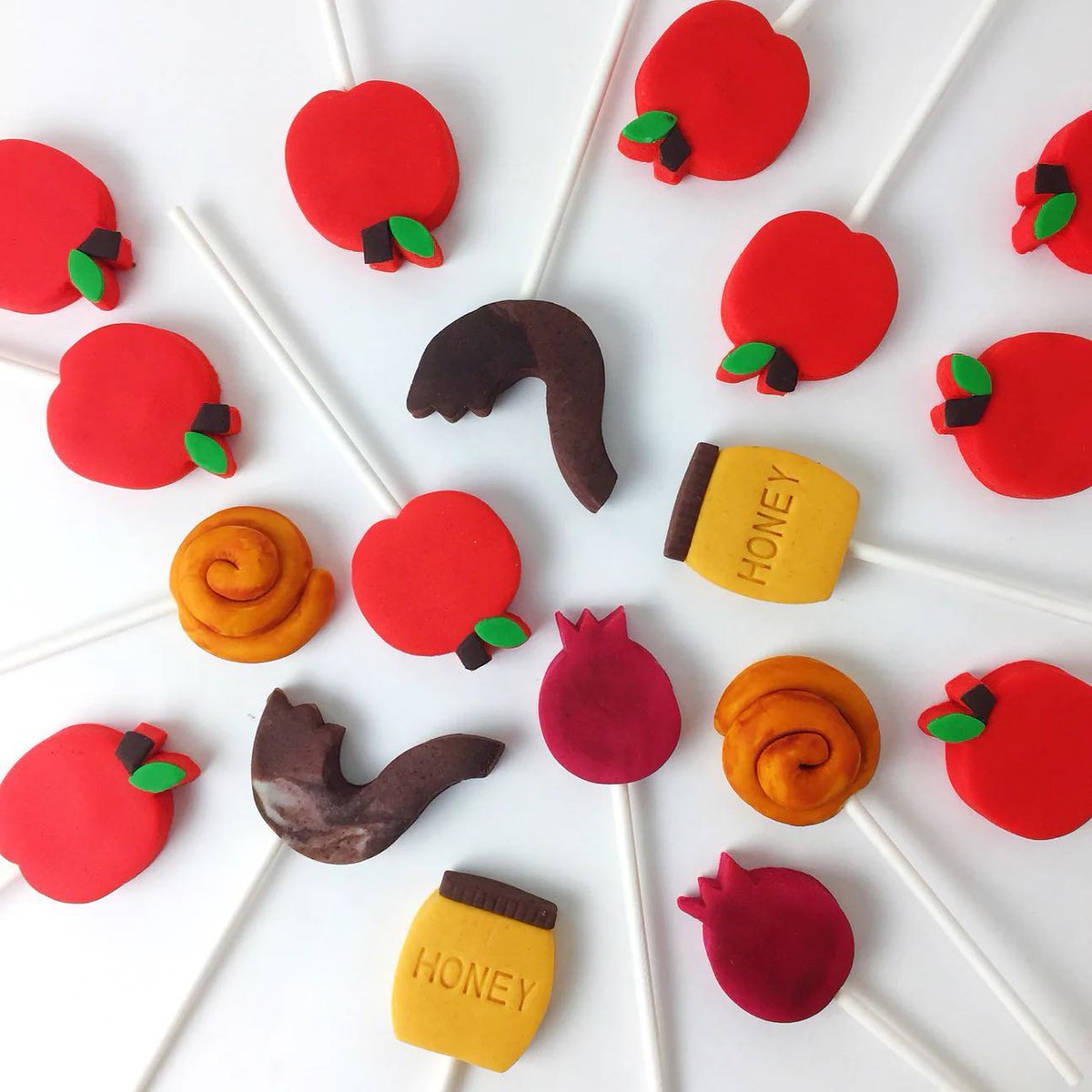 marzipops's tweet photo. Nothing like our classic Rosh Hashanah pops - we like to put one at every place setting. Unique and delicious Rosh Hashanah treats! 🍎🍯 #applesandhoney https://t.co/B0f95c8kTL