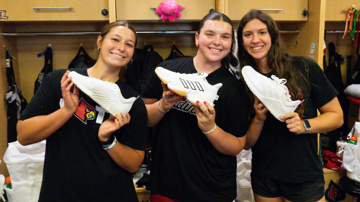 LouisvilleSB's tweet photo. First day of class *and* a gear drop?!

Today was a good day 🤩

#GoCards https://t.co/NXLC44xwsT