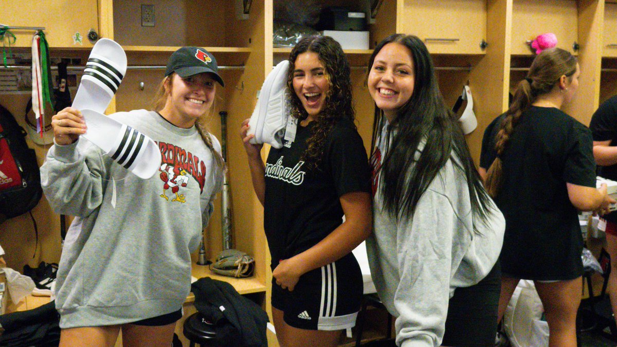 LouisvilleSB's tweet photo. First day of class *and* a gear drop?!

Today was a good day 🤩

#GoCards https://t.co/NXLC44xwsT