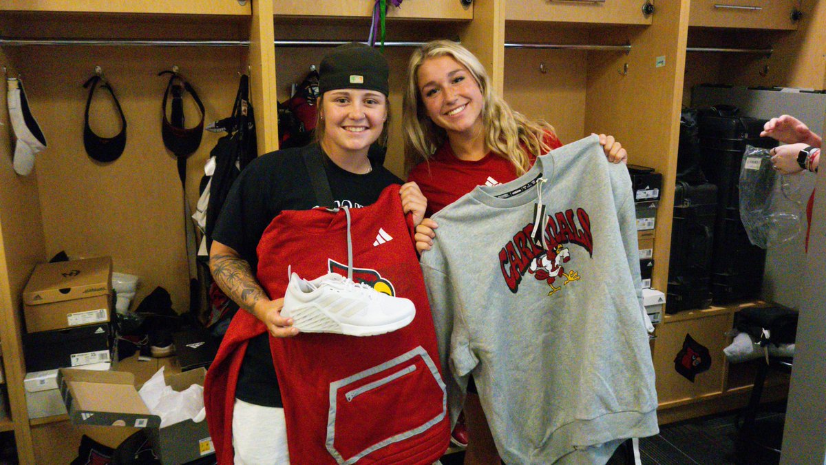LouisvilleSB's tweet photo. First day of class *and* a gear drop?!

Today was a good day 🤩

#GoCards https://t.co/NXLC44xwsT