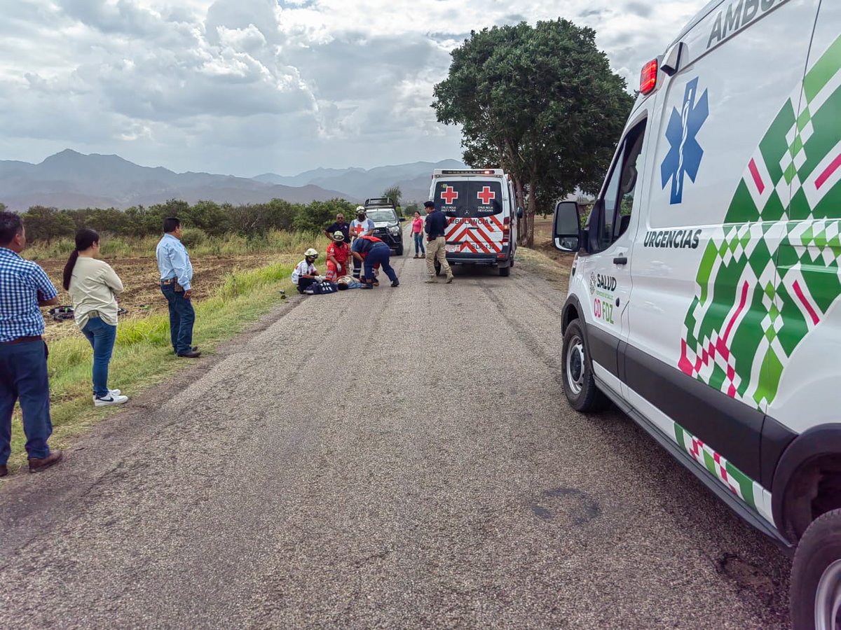 Noticierosrv's tweet photo. Un hombre perdió una pierna en el acto, al momento de chocar en su motocicleta contra un vehículo en la zona rural de la comunidad La Loma, en el municipio de Rioverde, SLP. #AccidenteVial #Tragedia https://t.co/nss17oAAyr