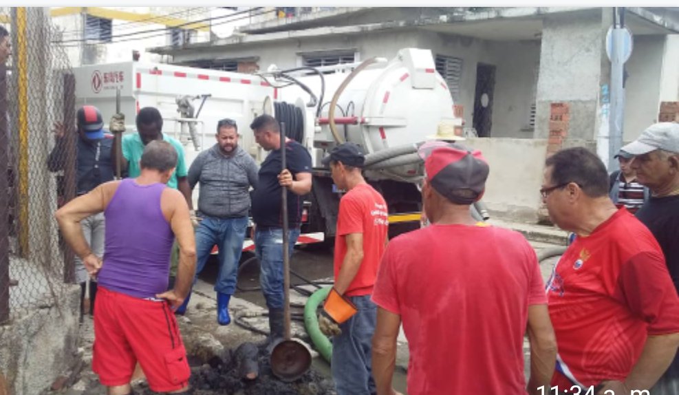 Imposible hablar de esfuerzo y sacrificio sin mencionar los acueducteros. Sobrepuestos a miles de dificultades trabajan sin hora ni día ante los problemas. Servicios desosbtrución en la cabecera provincial. #Eaass #AySCuba #SanctiSpíritusEnMarcha