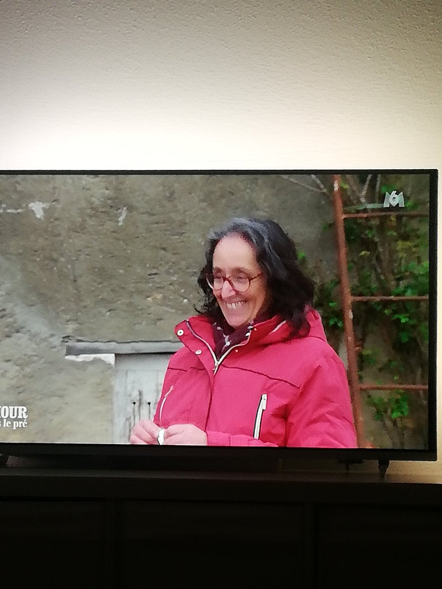 dukyvel's tweet photo. Elle va souhaiter bonne nuit à son ticket #lamourestdanslepre #adp #ladp #laedlp https://t.co/Nj4oPtCPcM