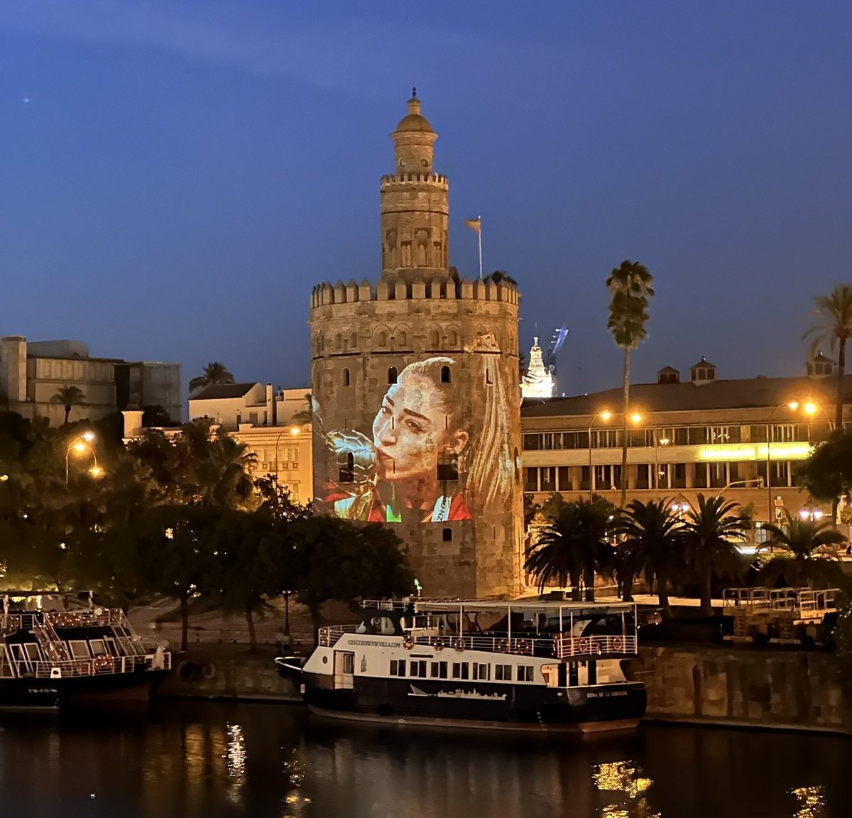 Así está iluminada ahora mismo la Torre del Oro en Sevilla #BienvenidasCampeonas
