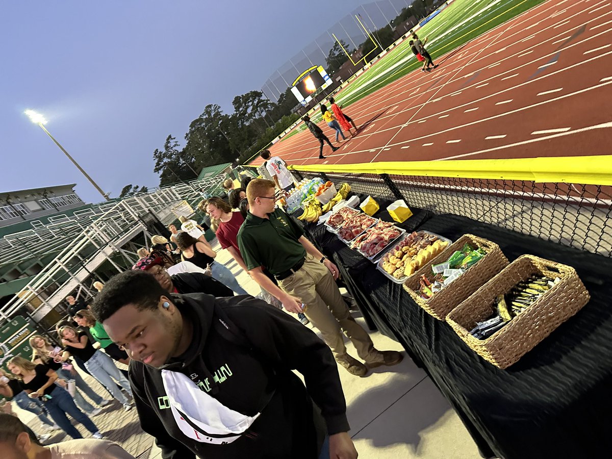 MBHSPrincipal's tweet photo. It’s the Class of 2024’s Last First Day of high school, so we watched the sunrise over Doug Shaw to kick off the year! 💛💚 #hcsbacktoschool #seniorsunrise https://t.co/0eT062Cbtz
