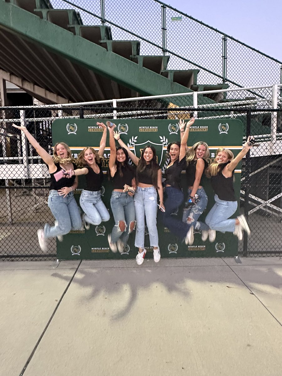 MBHSPrincipal's tweet photo. It’s the Class of 2024’s Last First Day of high school, so we watched the sunrise over Doug Shaw to kick off the year! 💛💚 #hcsbacktoschool #seniorsunrise https://t.co/0eT062Cbtz
