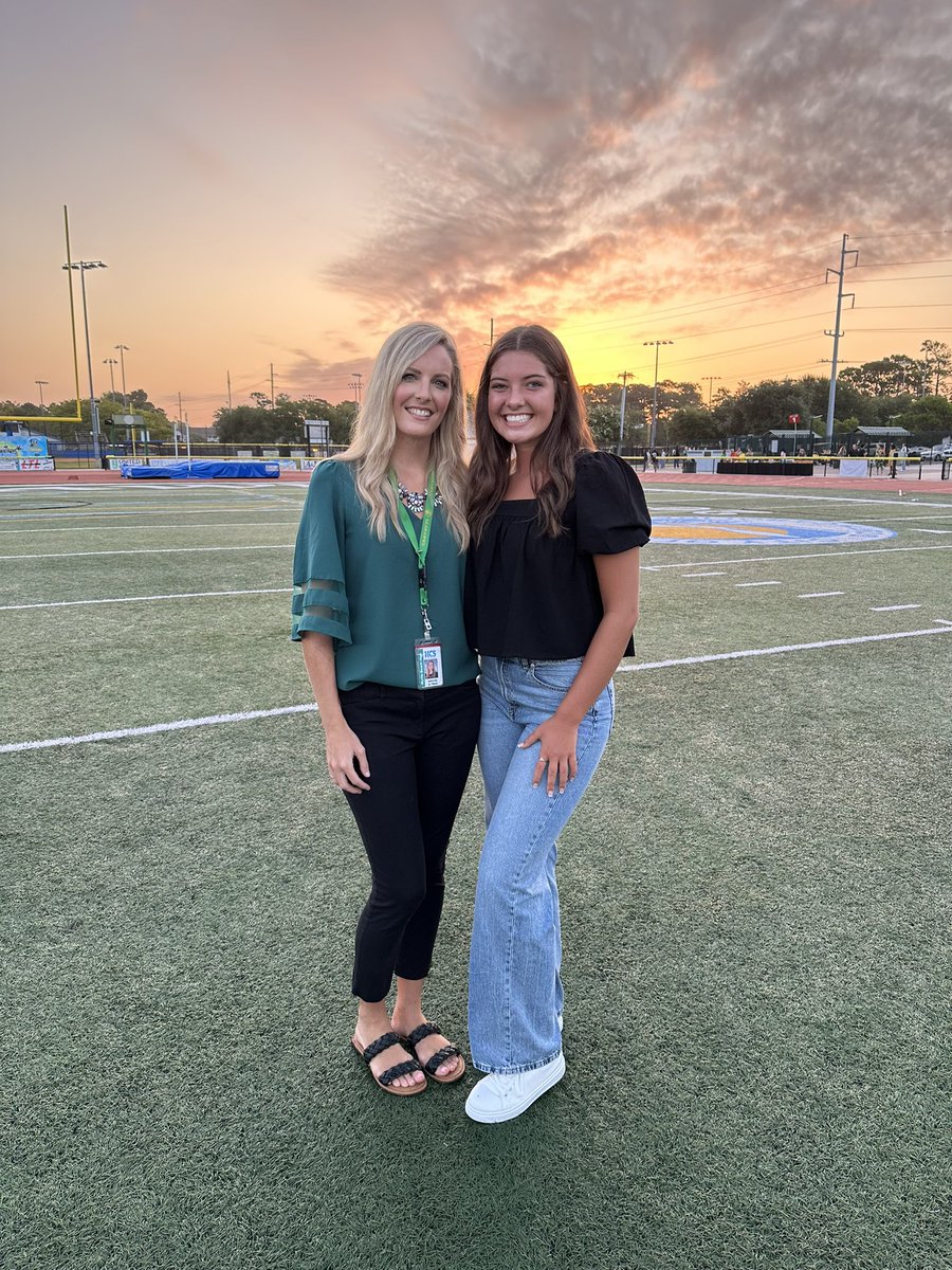 MBHSPrincipal's tweet photo. It’s the Class of 2024’s Last First Day of high school, so we watched the sunrise over Doug Shaw to kick off the year! 💛💚 #hcsbacktoschool #seniorsunrise https://t.co/0eT062Cbtz