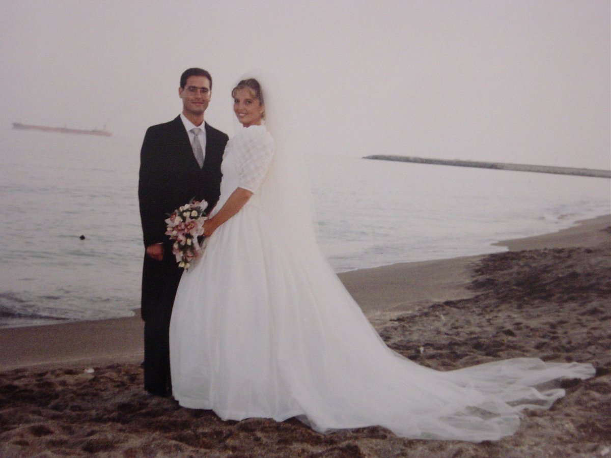 Nakedu2's tweet photo. Hoy hace 30 años de la primera foto y 1 año desde la segunda. En ambas somos las mismas personas y siempre junto al mar. Dos bodas diferentes pero ambas estupendas. Que siga el 💕 https://t.co/fvYuYP4r1m