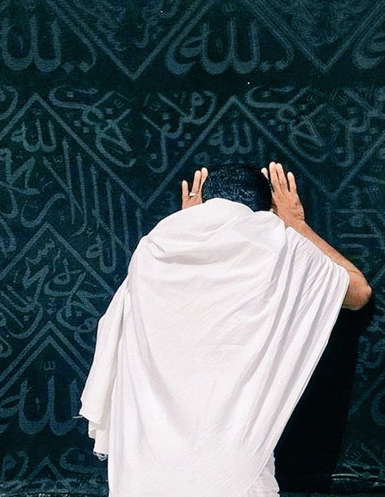 والقلبُ مادام بالرحمن ذُو ثقةٍ 
فكُل شيءٍ بحُسنِ الظَّنِ يجتلبُ". 🤍