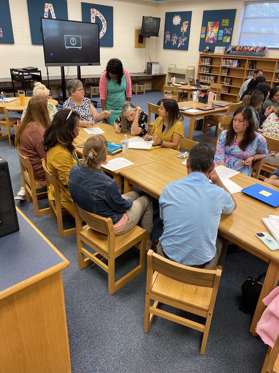 First staff meeting after the first week. Carter Park staff collaborating together as a team. 

Primera reunión del personal después de la primera semana. El personal de Carter Park colabora en equipo.

#learningaroundtheworld
<a href="/FortWorthISD/">Fort Worth Independent School District</a> 
<a href="/anaelluebanos/">Anael Luebanos</a> 
<a href="/ChristinReeves/">Christin Reeves</a>