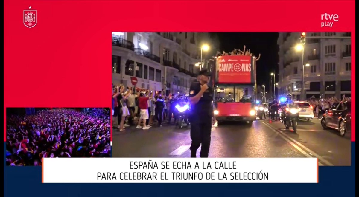maika_rguez's tweet photo. De momento en el autobús no se le ha caído el trofeo a nadie, ni se las ve medio borrachas ni haciendo el cafre. Hasta para eso son unas reinas 👑🤩
#bienvenidascampeonas
#mundialRTVE https://t.co/7B1dXLU4zr