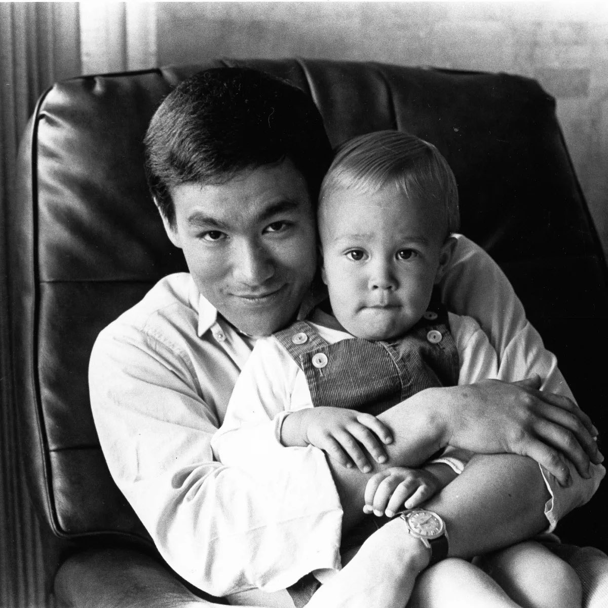 Roybattyforever's tweet photo. -En lugar de comprarle a tus hijos todas las cosas que nunca tuviste, deberías enseñarles todas las cosas que nunca te enseñaron.

Bruce Lee. https://t.co/qwAXfUVcIC