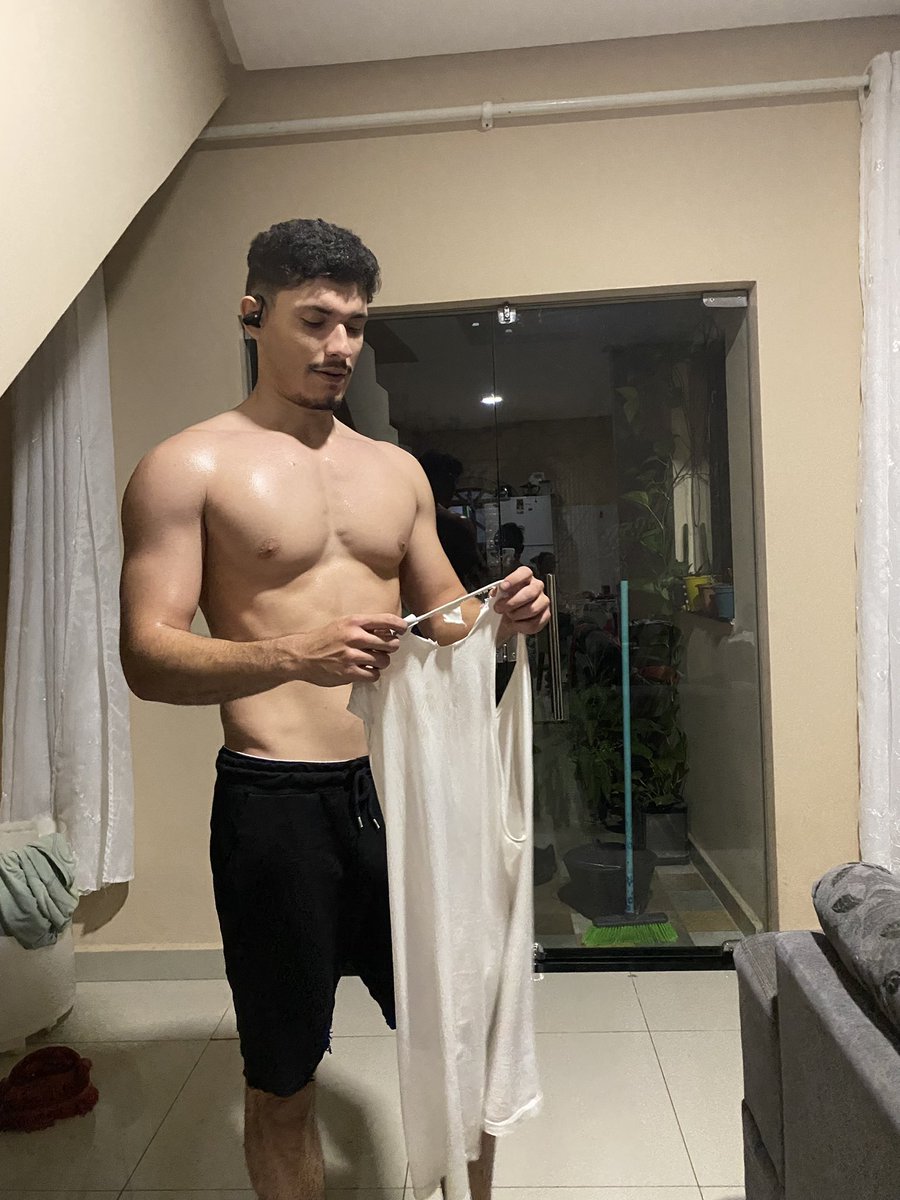 F_lealm's tweet photo. Já tão perguntando oq eu tô tomando + as camisetas rasgando: o shape tá saindo. 😬 https://t.co/Z9peAUWdxh