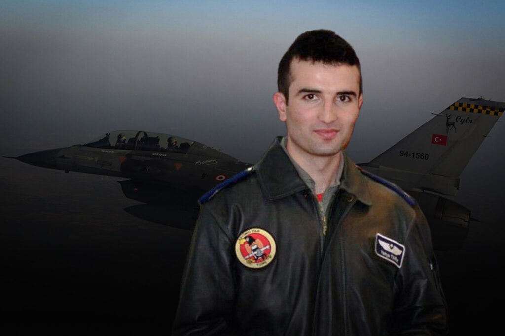 sevincozarslan's tweet photo. İhraç edildikten sonra patates, buğday tarımıyla uğraşan KHK'lı F-16 pilotu Yahya Tarih (36), 19 Ağustos sabahı Kayseri Pınarbaşı Karaboğaz Köyü'nde geçirdiği traktör kazasında HAYATINI KAYBETTİ. 

3 yaşında bir oğlu bulunan Tarih'in cenazesi dün köyüne defnedildi.

Olay cumartesi sabahı meydana geldi. Tarladan römorka buğdayı yükleyip yola çıkan Tarih’in, her zaman eve giden dolambaçlı ama daha güvenli yolu tercih ettiği, kaza günü ise kestirme ama dik yolu kullandığı öğrenildi. Tarih’in arkadaki iki römorku yenemediği için takla atan traktörün altında vefat ettiği belirtildi.

Ankesörlü telefondan arandığı iddiasıyla 2020 yılında ihraç edilen Yahya Tarih, daha sonra tutuklanıp Sincan Cezaevine gönderildi. Bir yıl hapis yattıktan sonra tahliye edilen ve 6 yıl 3 ay hapis cezası verilen Tarih’in dosyası Yargıtay’da bulunuyordu.

Yahya Tarih’in bir devre arkadaşı, “Yahya ile 2005’ten beri Hava Harp Okulu’ndan arkadaşız. Başarılı bir insandı. Pilotaj eğitimini de başarıyla tamamladı. Aslında kendisi F4 pilotuydu. Görev yaptığımız sürede F-4 uçakları artık eskidiği ve tedavülden kalkacağı için F-16 pilotu yaptılar. Yahya 2009’dan 2020’ye kadar görev yaptı. El-Bab, Afrin Harekatı gibi harekatlara katılmış pilotlarız. İkimizi de önce görevden uzaklaştırdılar, sonra açığa alınma, gözaltı, tutuklanma böyle bir süreç yaşadık.” dedi.

Yahya Tarih’in babası Nahit Tarih de üç ay önce vefat etmişti.

#KHKMeselesi 

https://t.co/eOhxLC09v9
