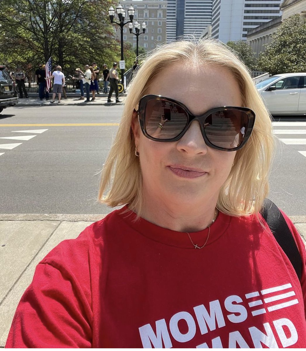 MelissaJoanHart's tweet photo. Well hello there! Just a mom out front of her state capital BEGGING her congress people to be brave &amp; make use of this #specialsession to approve meaningful &amp; measured laws to protect our children and communities! If Florida can do it, why not Tennessee? #NotOneMore #SaveOurKids https://t.co/SRvqfcpa6c