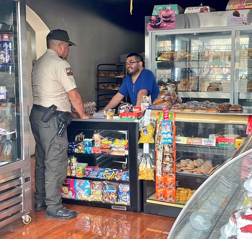 PoliciaEcZona9's tweet image. LA POLICÍA CONTIGO 🤝

En Los Chillos y Calderón #DMQ, realizamos patrullajes preventivos, activación del botón de seguridad y visitas periódicas a locales comerciales, a fin de garantizar la seguridad de la ciudadanía.

#PrevenciónSituacional
#SeguridadCiudadana