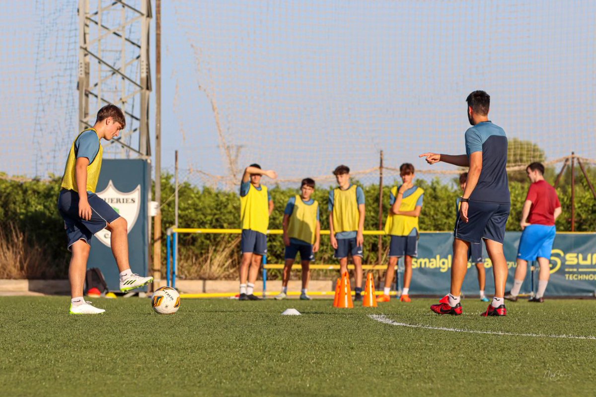 alqueriescf's tweet photo. 𝗣𝗿𝗲𝘁𝗲𝗺𝗽𝗼𝗿𝗮𝗱𝗮 |

 ¡𝘼𝙧𝙧𝙖𝙣𝙘𝙖𝙢𝙤𝙨! El Cadete A vuelve a los entrenamientos. ✅⚽💪🏼

¡Vamos Niño! 💙💛

#alqueriescf #somdelniño #unamaneradevivir https://t.co/nJcgKpIt1R