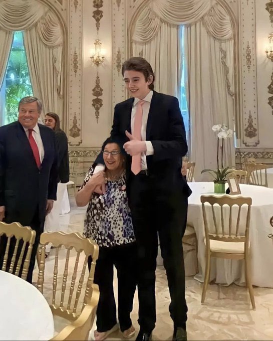 SweatieAngle's tweet photo. …its …real? 
How does a human look like this? He looks like david lynch claymation https://t.co/BXTyvuClco