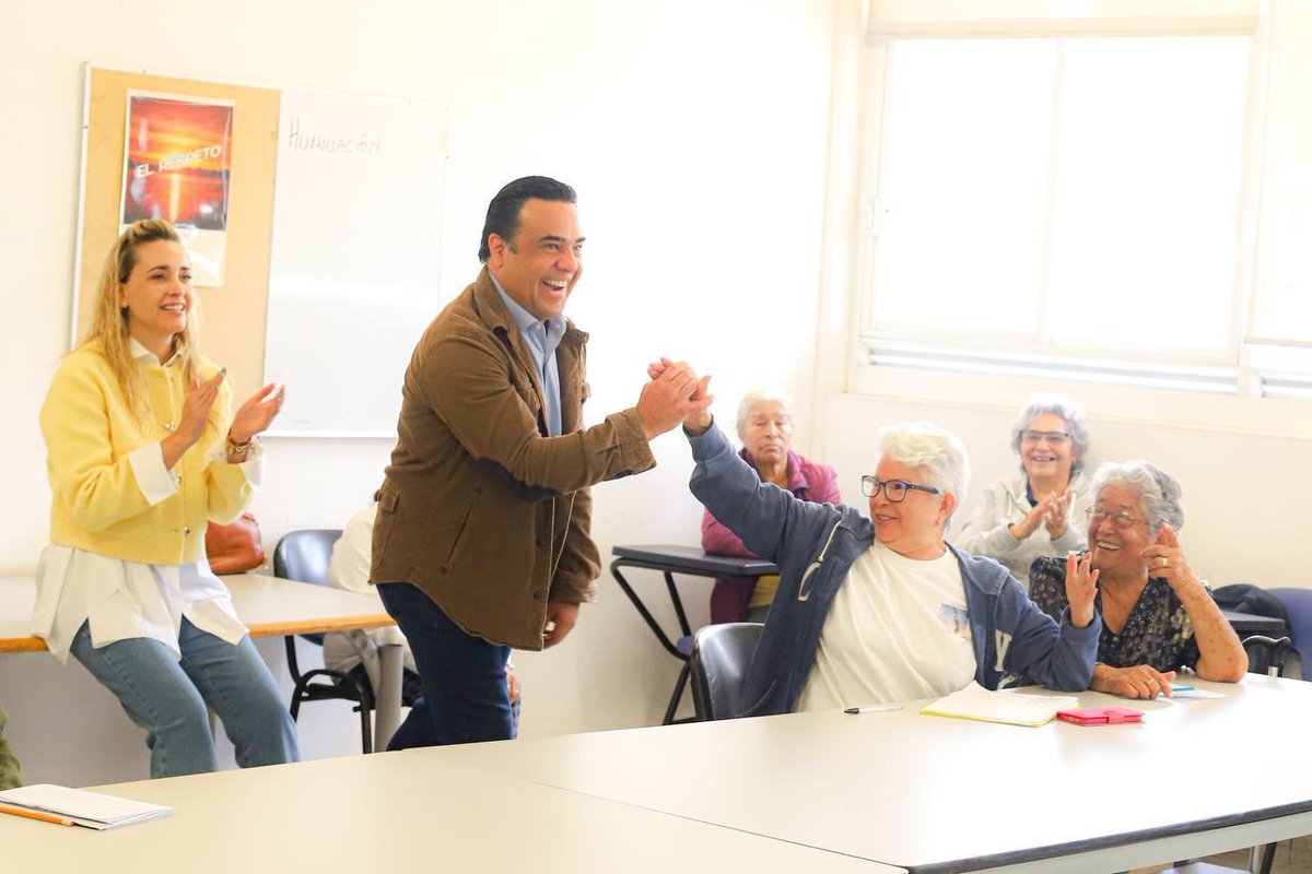 LuisBNava's tweet photo. Con el corazón más que contento de haber iniciado mi semana en compañía de las y los adultos mayores del Centro de Día Nänxu. 💙 Aquí nos aseguramos de que las y los abuelitos estén sanos, seguros y, lo más importante, felices.
Ellas y ellos construyeron las bases de #ElQuerétaroQueQueremos y seguiremos su buen ejemplo.