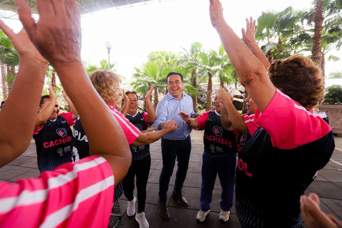 LuisBNava's tweet photo. Con el corazón más que contento de haber iniciado mi semana en compañía de las y los adultos mayores del Centro de Día Nänxu. 💙 Aquí nos aseguramos de que las y los abuelitos estén sanos, seguros y, lo más importante, felices.
Ellas y ellos construyeron las bases de #ElQuerétaroQueQueremos y seguiremos su buen ejemplo.