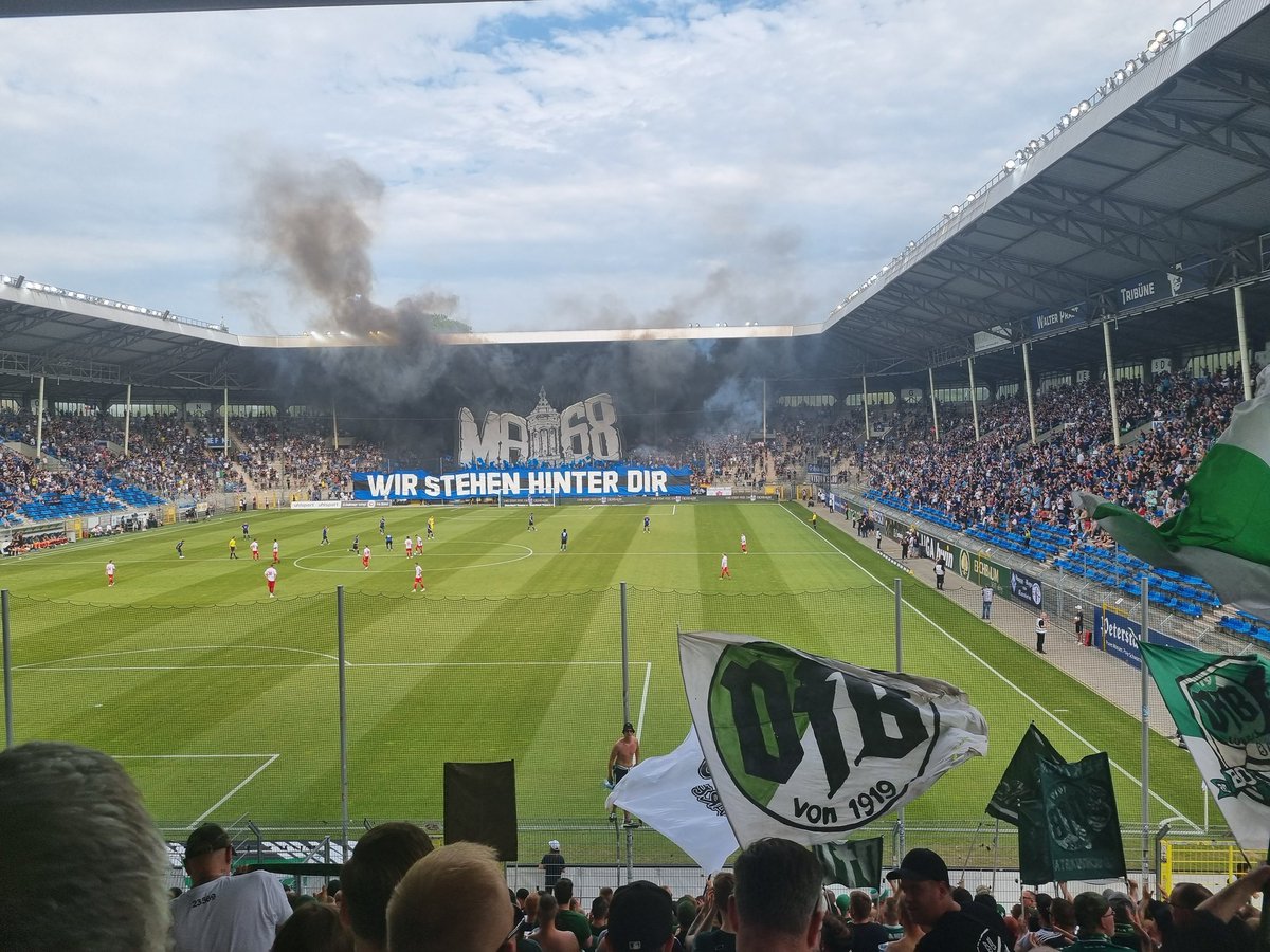 _bswu's tweet photo. Seit langem mal wieder Waldhof und VfB bei einem Auswärtsspiel. Schöne Choreo am Anfang, dann aber doch eher enttäuschender Heimsupport. Spiel spannend und mit einem Punkt kann man gut leben. https://t.co/KKcldKNqBS
