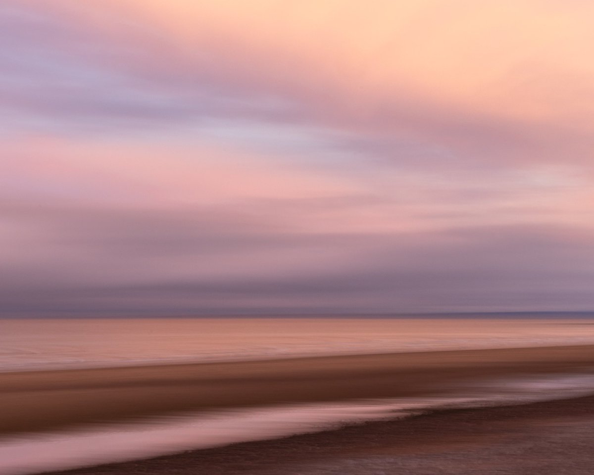 I watched 100s of swallows down at the beach last week, during an incredible sunset. The sky turned pink, as the swallows headed to roost in the reeds

#Sharemondays2023 #fsprintmonday #WexMondays #apicoftheweek #icm