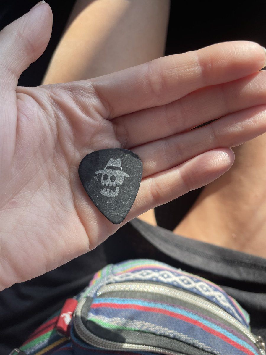 TefyLlanos's tweet photo. En un concierto vuestro conseguí la baqueta. El otro día en Rabolagartija, Joselito me entregó la púa. Muchísimas gracias por otro concierto más vuestro. Nos vemos pronto 🥰🥰 @estoesLaMODA https://t.co/92EjJKypsb