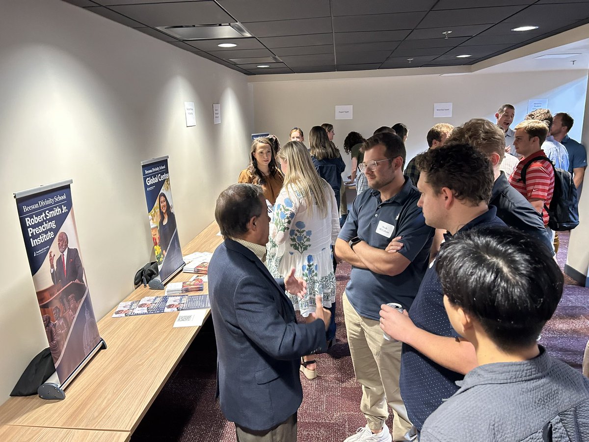 BeesonDivinity's tweet photo. What a great day of fellowship as we welcomed our newest class to Beeson Divinity School! #WhyBeeson https://t.co/ESNjbxCREZ