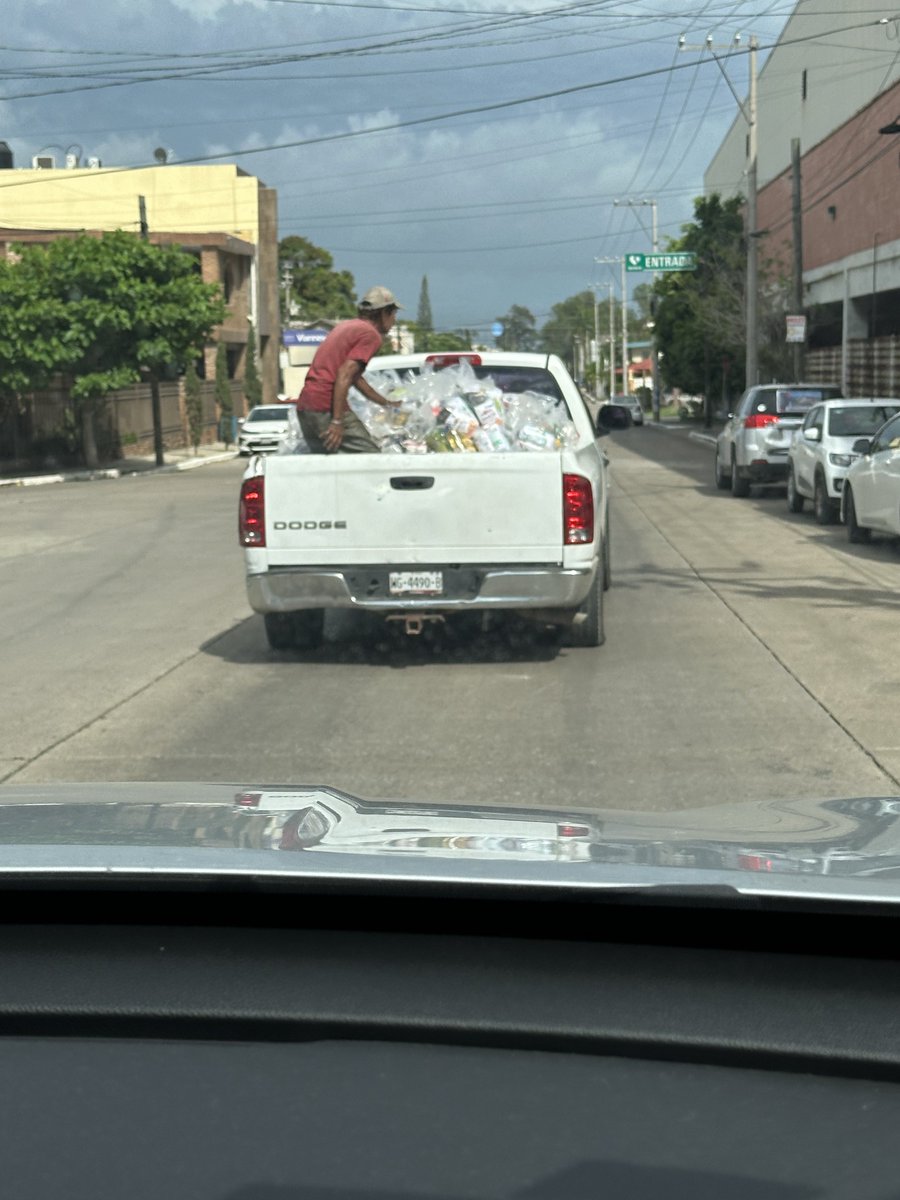 roralroral77's tweet photo. ¿Adonde las llevarán esas despensas?
#Madero #Tampico #Altamira https://t.co/4l2xZhXXod
