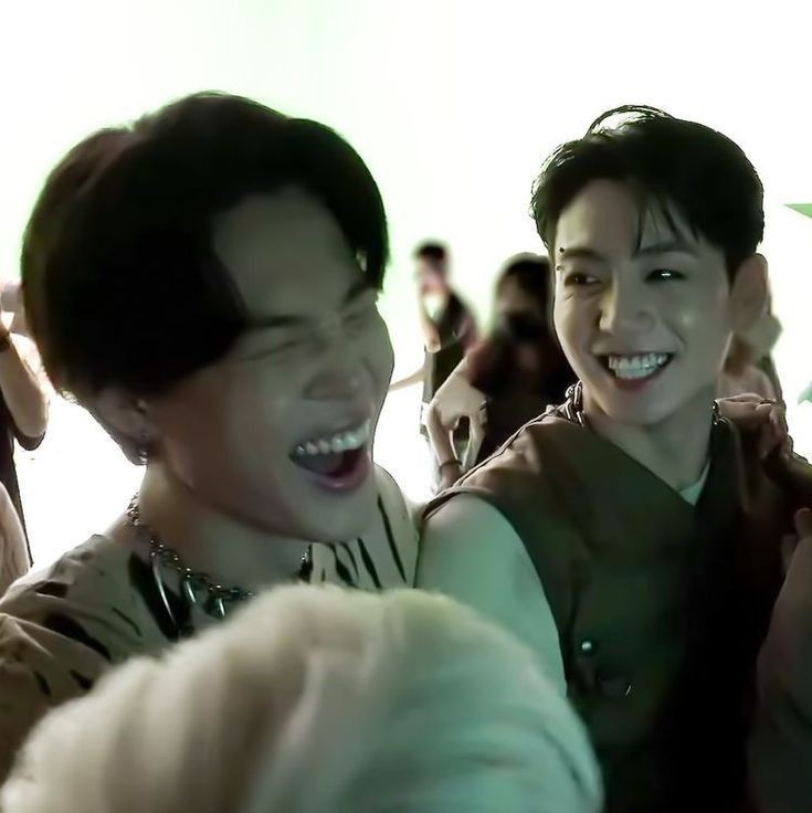 taeskyblue's tweet photo. essa foto do jungkook, olhando e sorrindo todo boiola vendo o jm rindo, a ruguinha do jk até aparece, de tanto q ele sorriu 😭😭 https://t.co/52NmJXzlaV