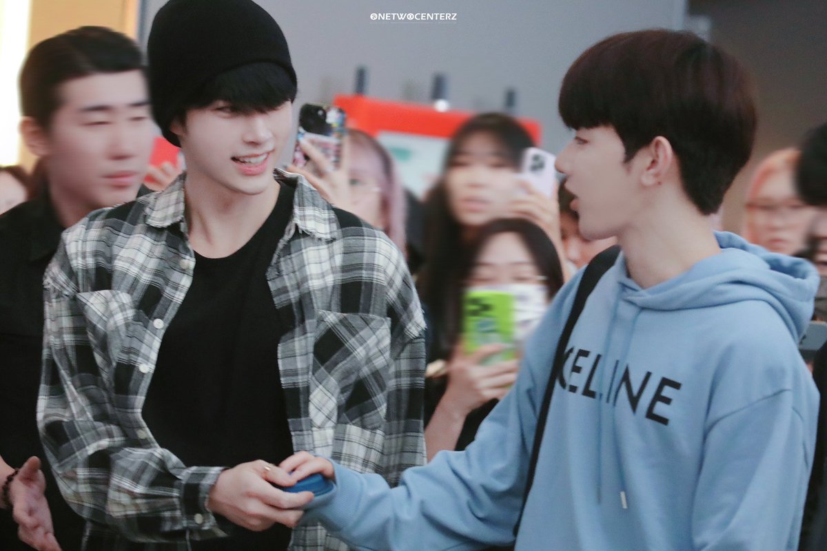 sunghaobin's tweet photo. HANBIN EMO AND HAO SOFT BOY FKDKKDFK https://t.co/r722uX952j