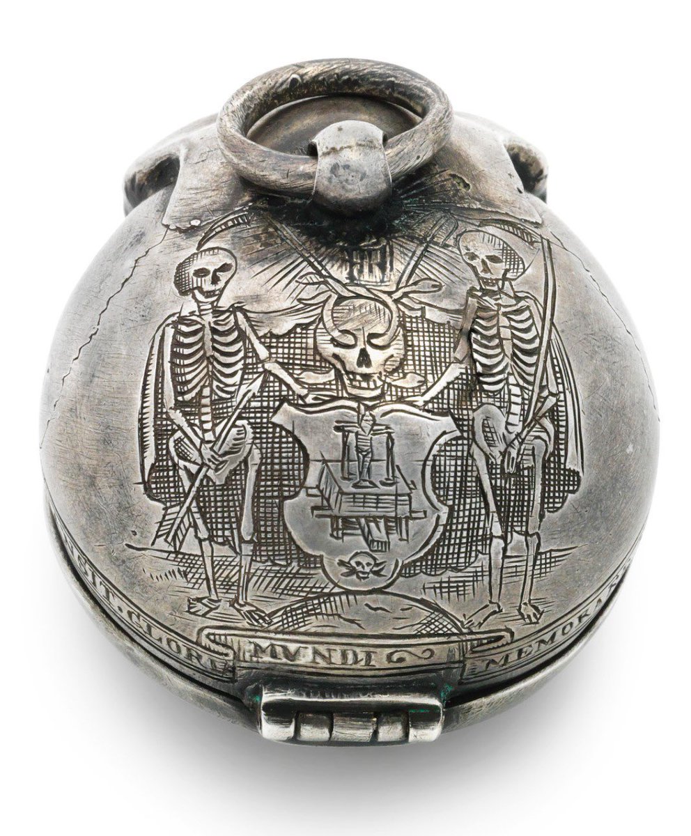 A 400-year-old pocket watch 💀⏱️ 
#MementoMoriMonday